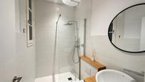 Bathroom of Flat for sale in  Barcelona Capital  with Air Conditioner, Heating and Parquet flooring