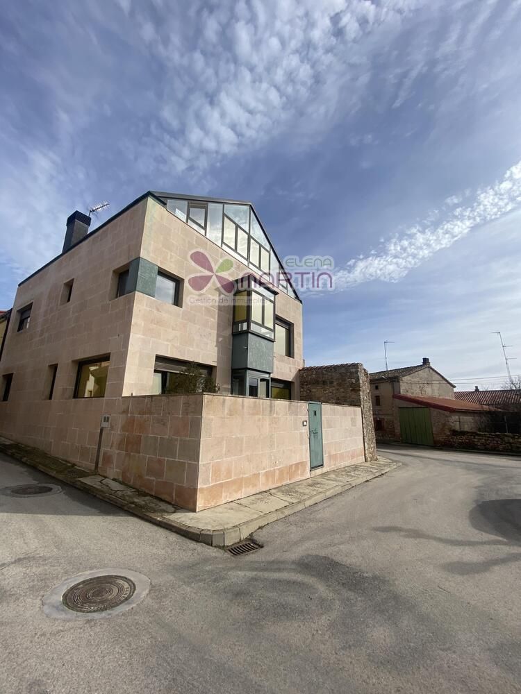 Vista exterior de Casa o xalet en venda en Cavia amb Calefacció, Terrassa i Moblat