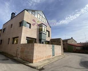 Exterior view of House or chalet for sale in Cavia  with Terrace