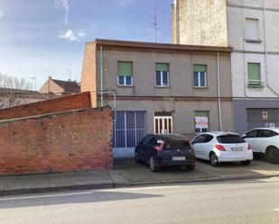 Vista exterior de Casa adosada en venda en Santa María del Páramo amb Calefacció