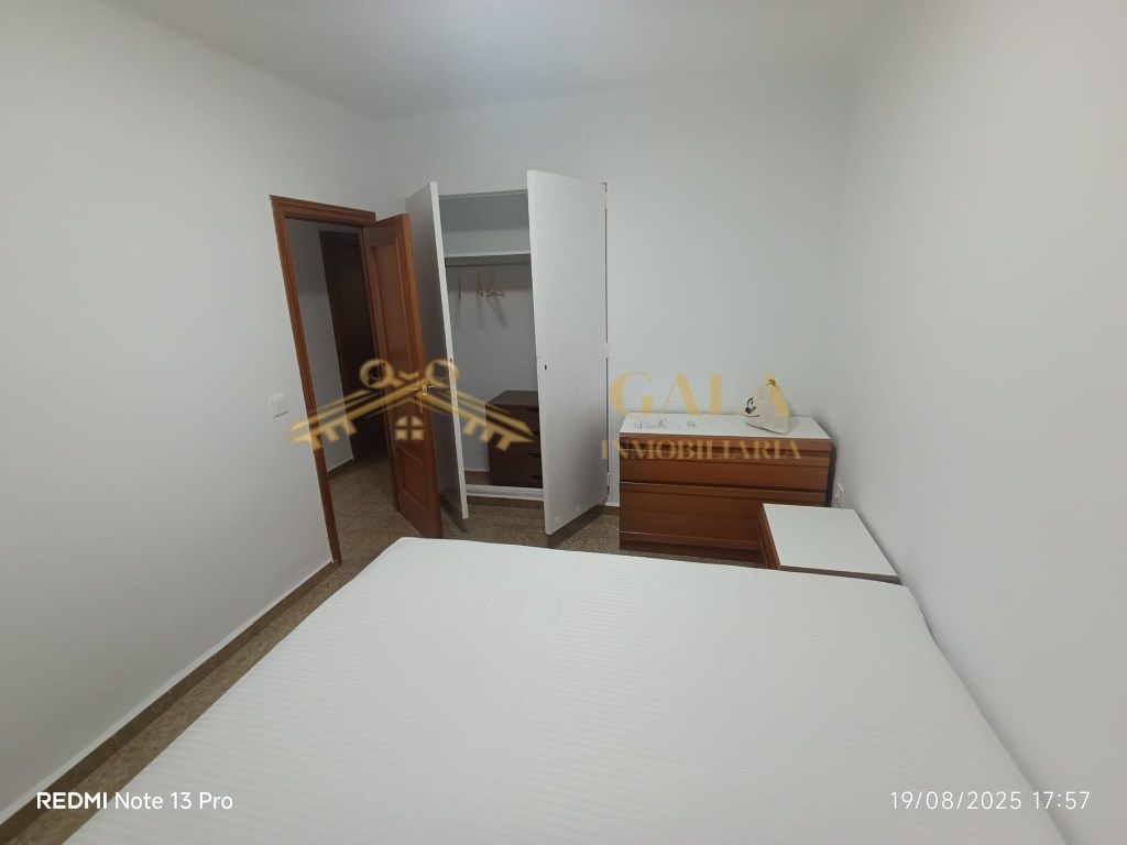 Dormitori de Pis per a compartir en Cáceres Capital amb Aire condicionat, Terrassa i Moblat