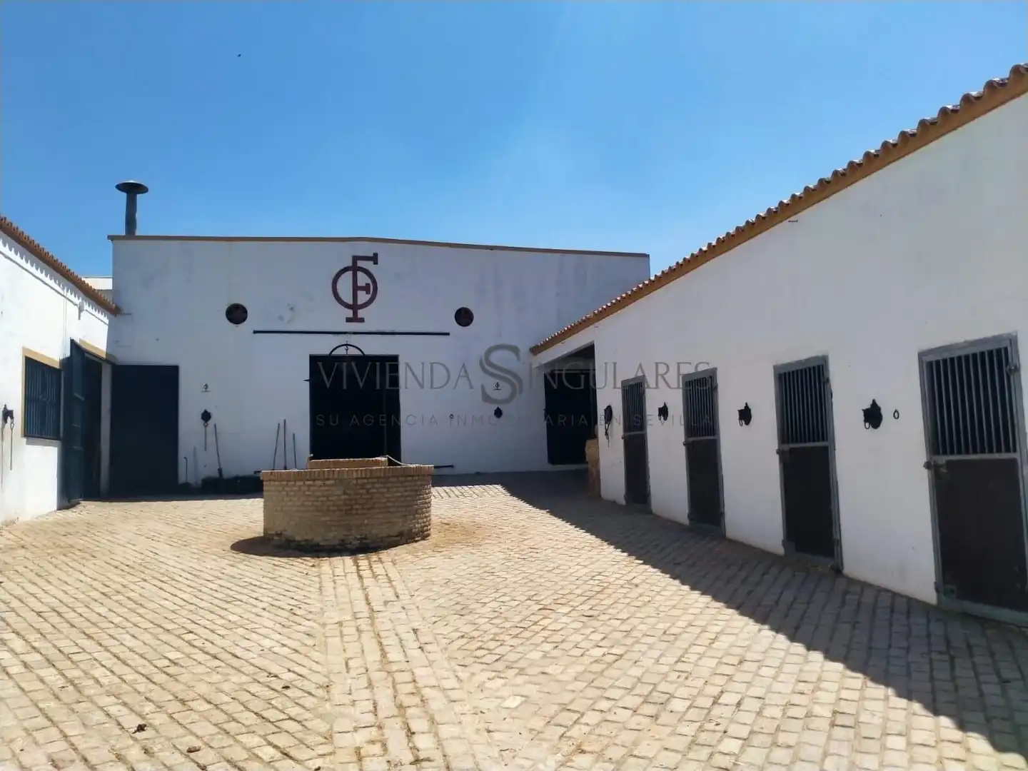 Vista exterior de Finca rústica en venda en Alcalá de Guadaira amb Jardí privat, Traster i Piscina