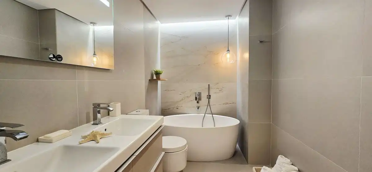 Bathroom of Flat for sale in Benahavís  with Air Conditioner, Terrace and Storage room