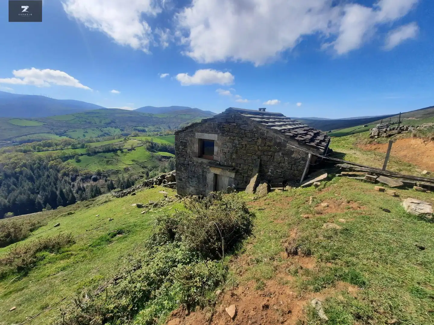 Vista exterior de Casa o xalet en venda en San Pedro del Romeral amb Jardí privat