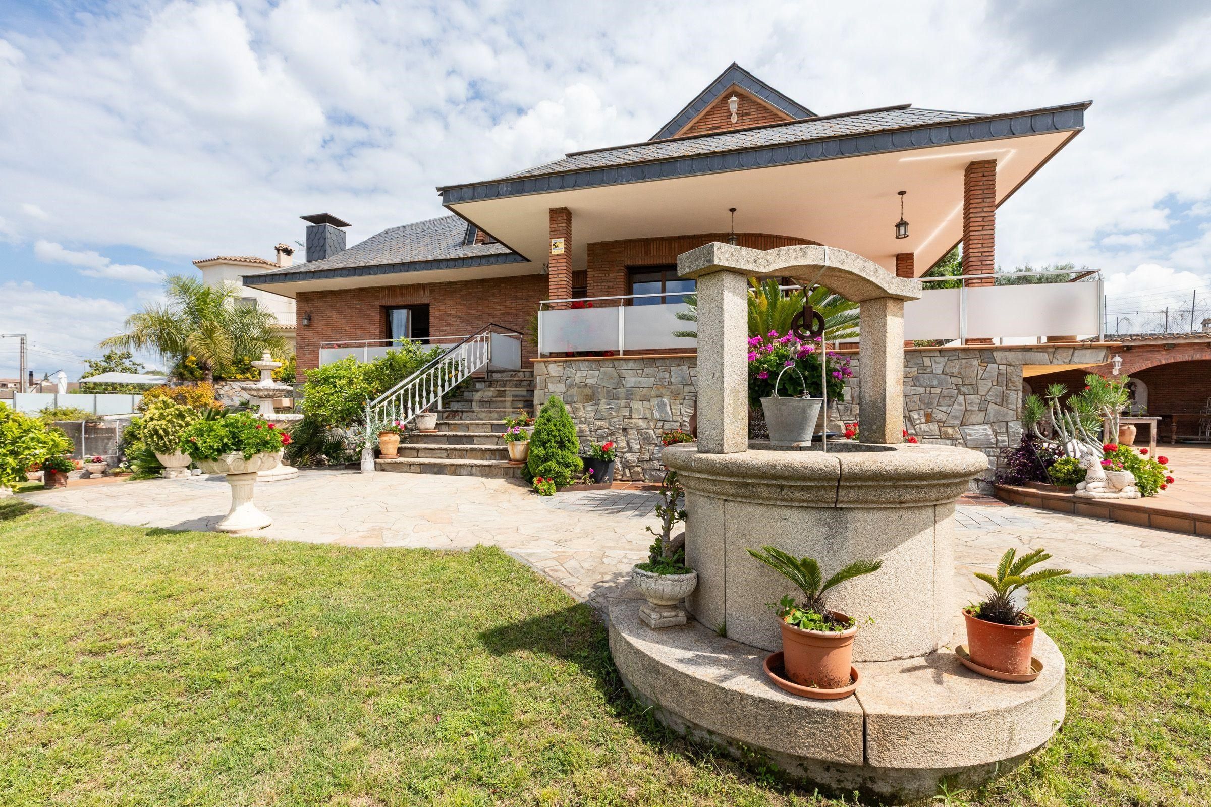 Vista exterior de Casa o xalet en venda en Lliçà de Vall amb Terrassa i Piscina