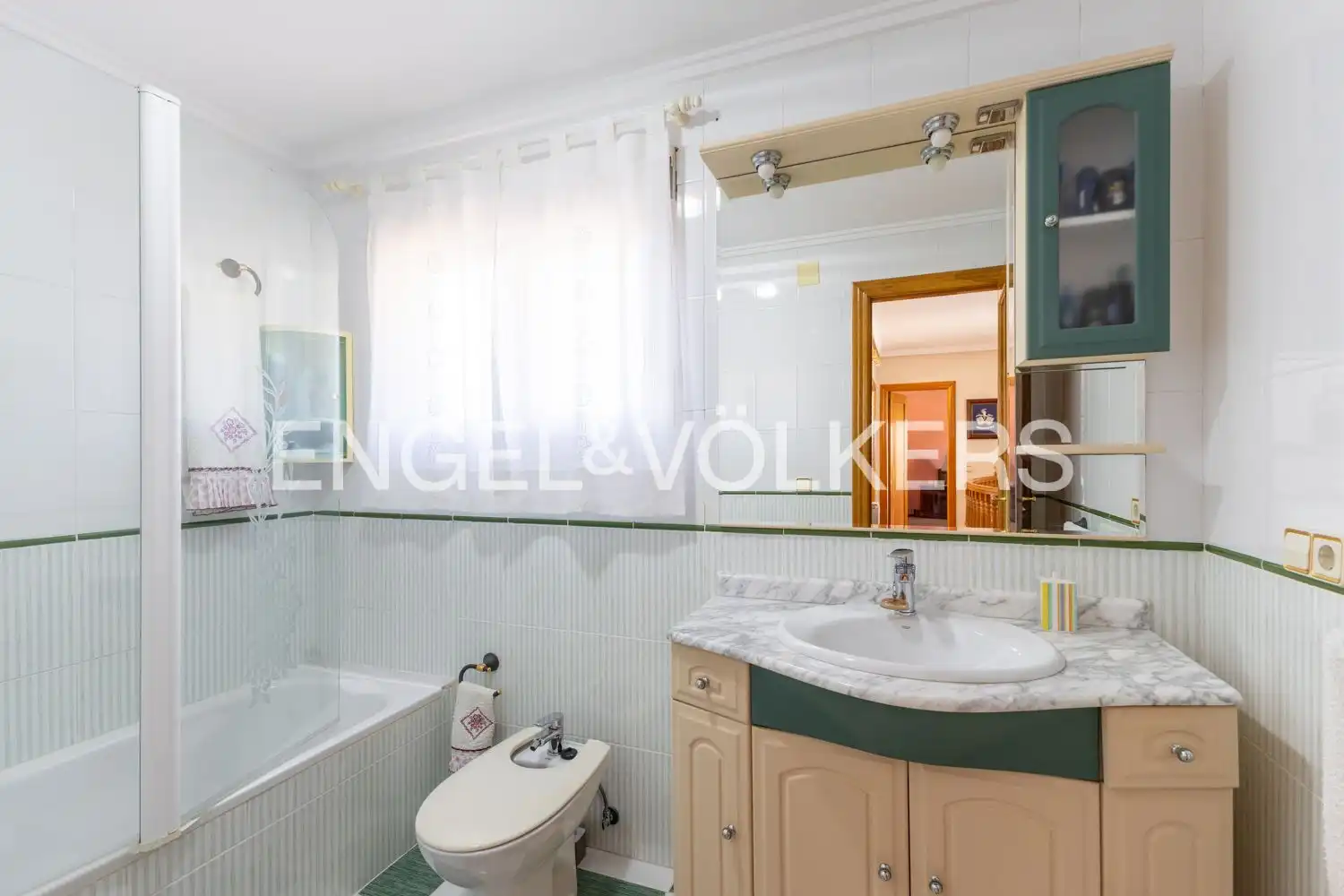 Bathroom of Houses for sale in L'Eliana  with Air Conditioner, Heating and Private garden