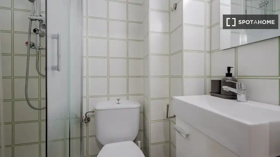 Baño de Piso para compartir en Madrid con Aire acondicionado, Terraza y Amueblado