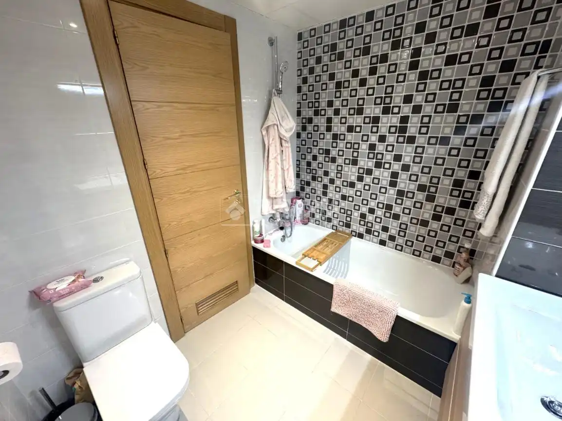 Bathroom of Detached homes for sale in Alcalá de Henares  with Air Conditioner, Terrace and Community pool