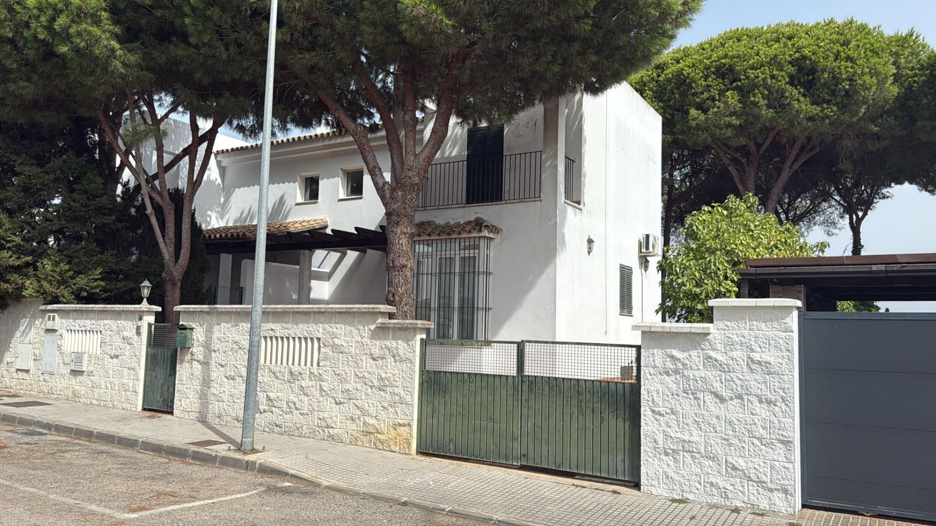 Vista exterior de Casa adosada en venta en Chiclana de la Frontera con Jardín privado, Terraza y Balcón