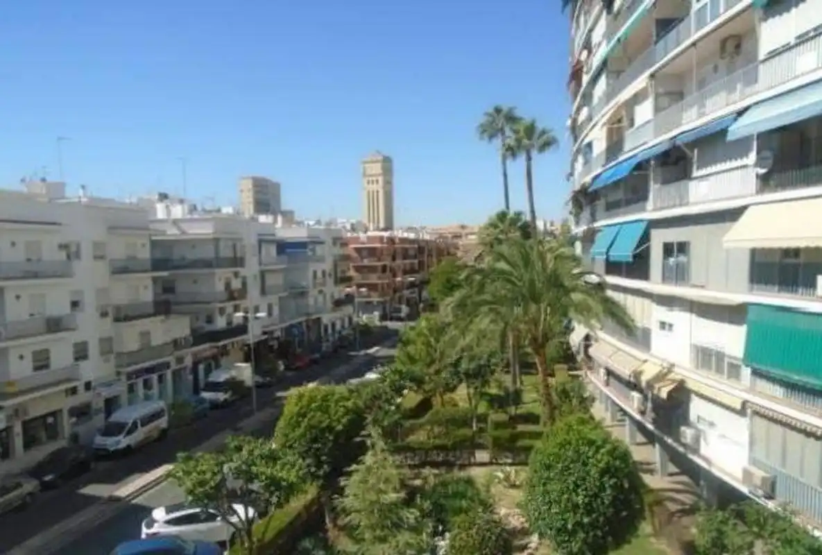 Vista exterior de Local en venta en Sevilla con Calefacción