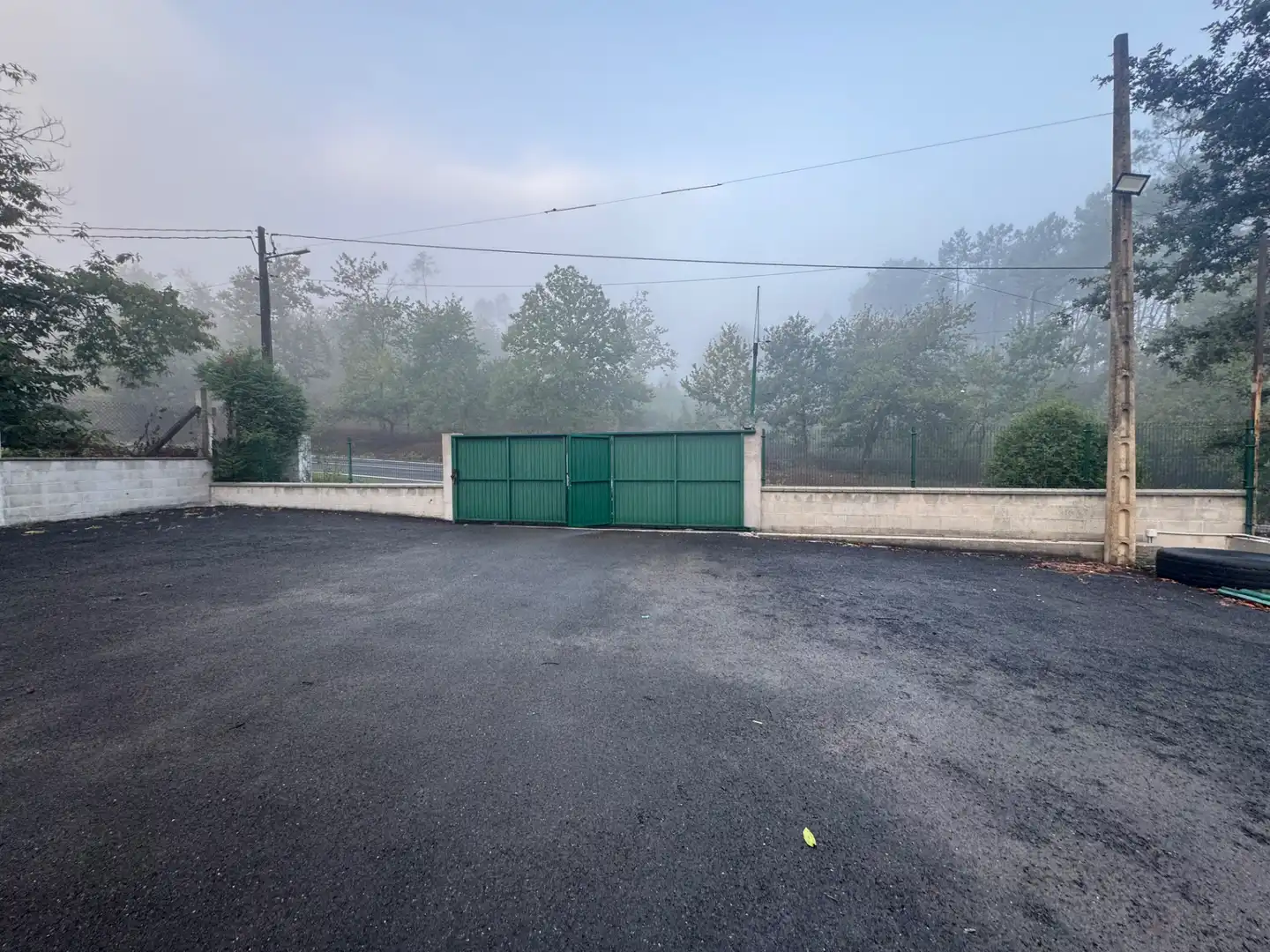 Parkplatz von Fabrikhallen zur Miete in A Estrada 