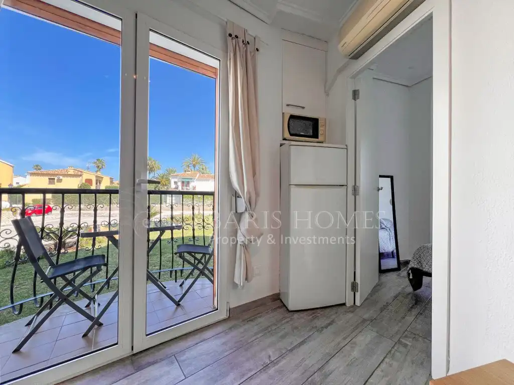 Habitación de Apartamento de alquiler en Dénia con Aire acondicionado, Jardín privado y Piscina