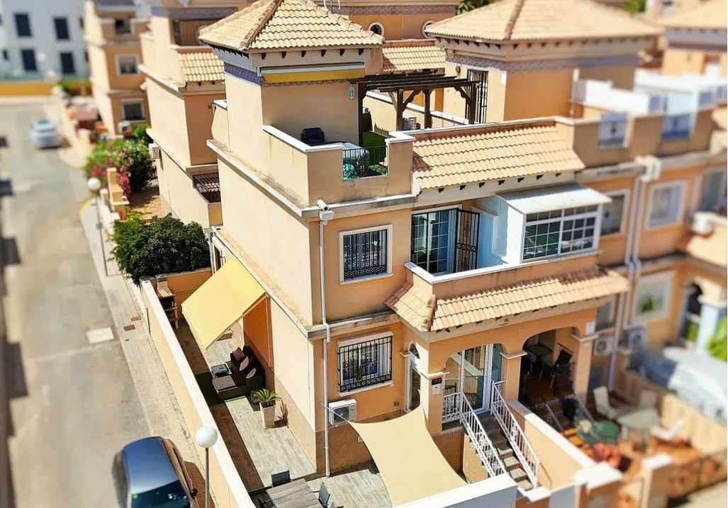 Vista exterior de Casa adosada en venta en Orihuela con Aire acondicionado, Terraza y Piscina