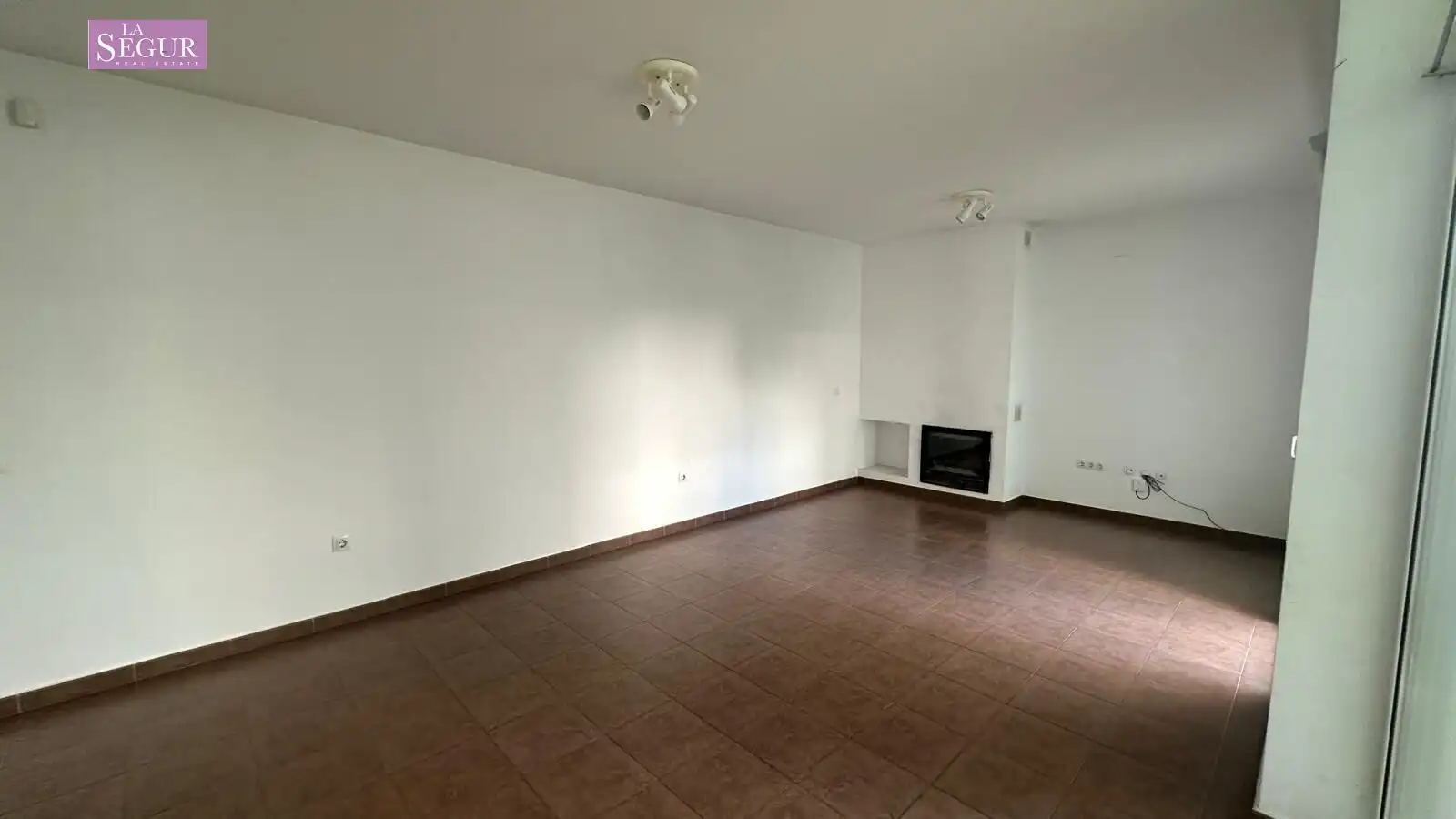 Sala d'estar de Casa adosada en venda en Conil de la Frontera amb Jardí privat, Terrassa i Piscina comunitària