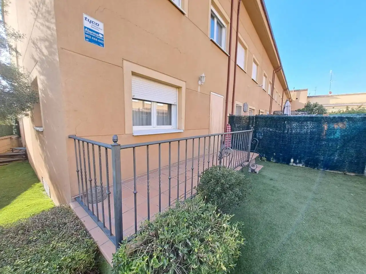 Vista exterior de Casa adosada en venta en Villagonzalo Pedernales con Calefacción, Jardín privado y Terraza