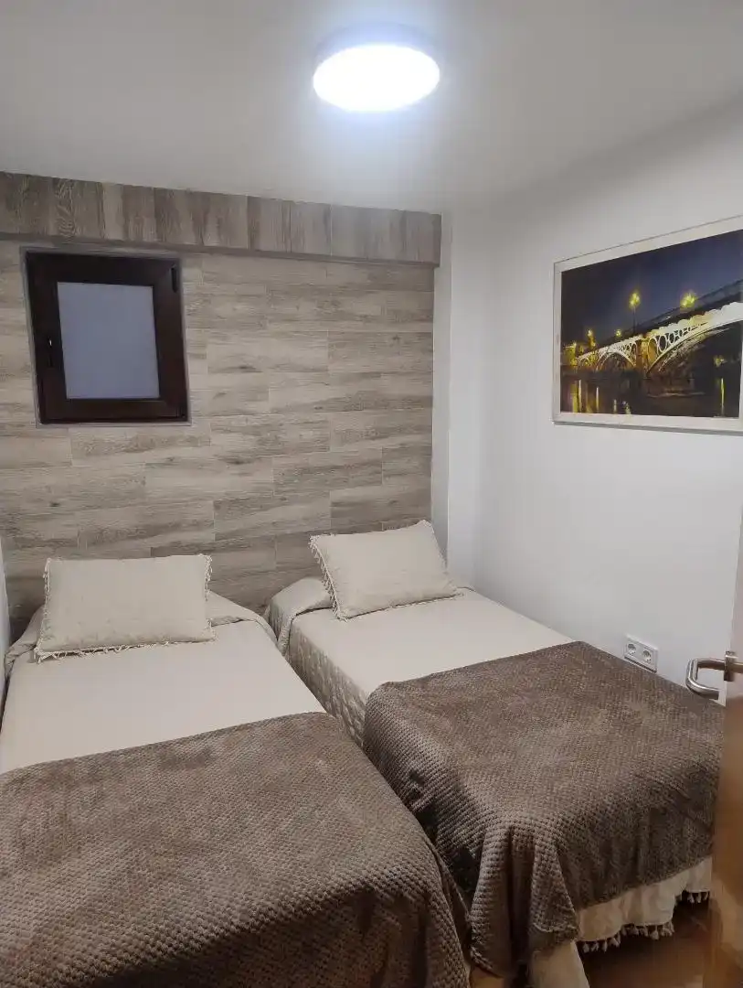 Dormitori de Apartament de lloguer en Sevilla amb Aire condicionat, Moblat i Microones