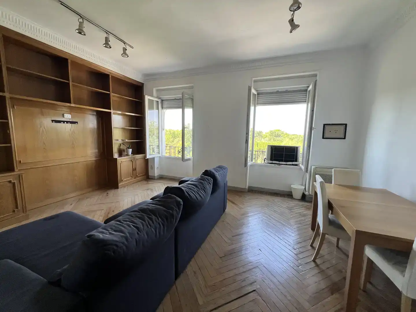 Living room of Flat for sale in  Madrid Capital  with Air Conditioner and Balcony