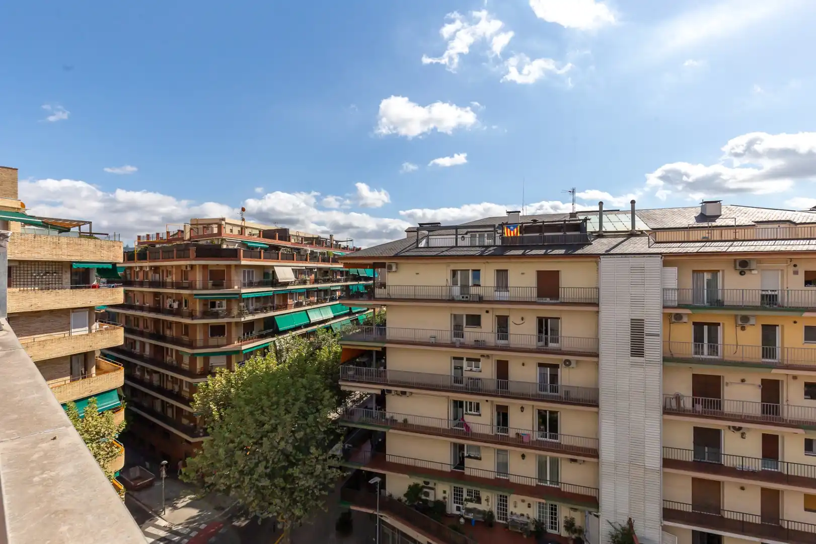 Vista exterior de Piso en venta en Sant Cugat del Vallès con Calefacción, Balcón y Alarma