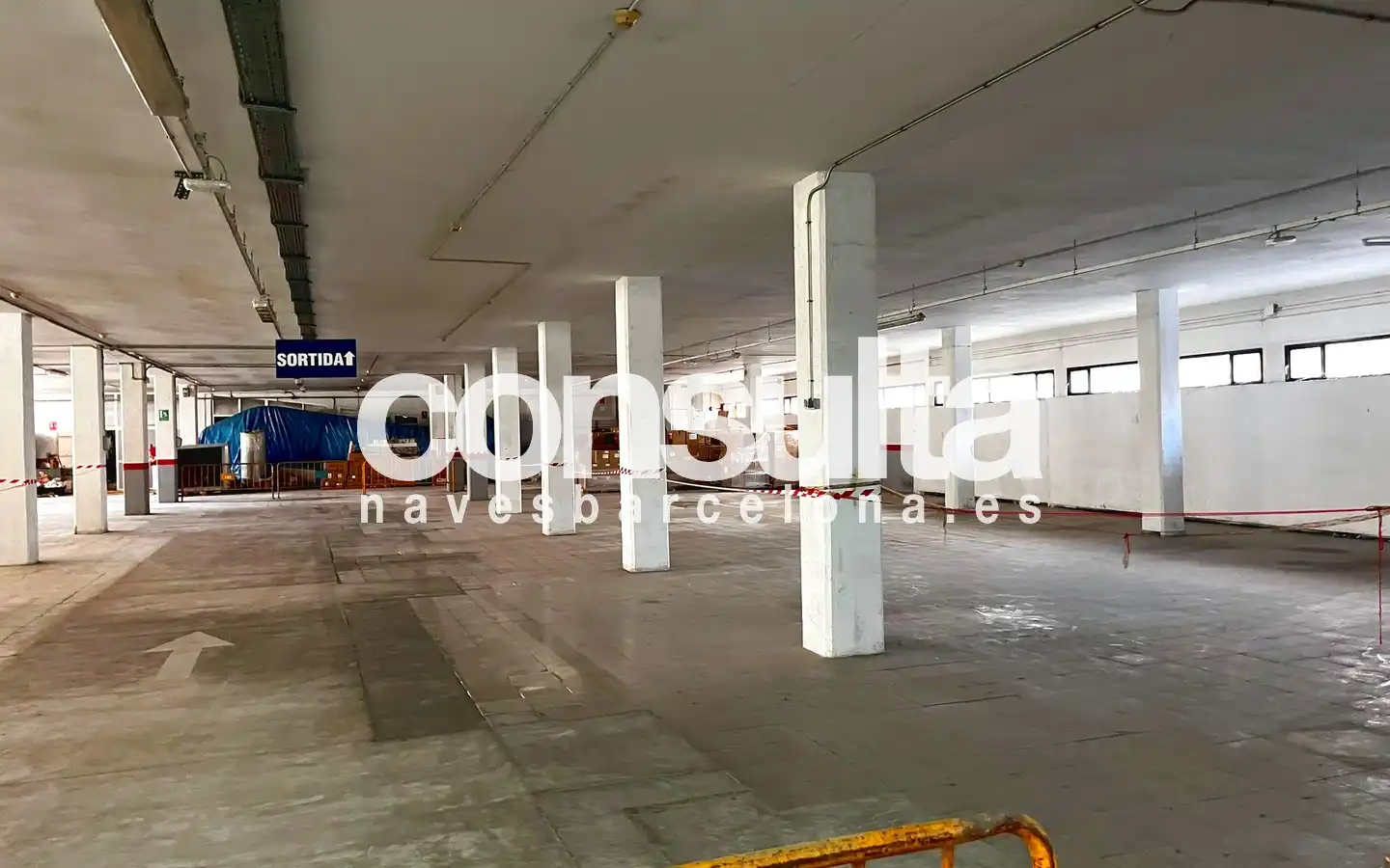 Parkplatz von Fabrikhallen zur Miete in Mataró