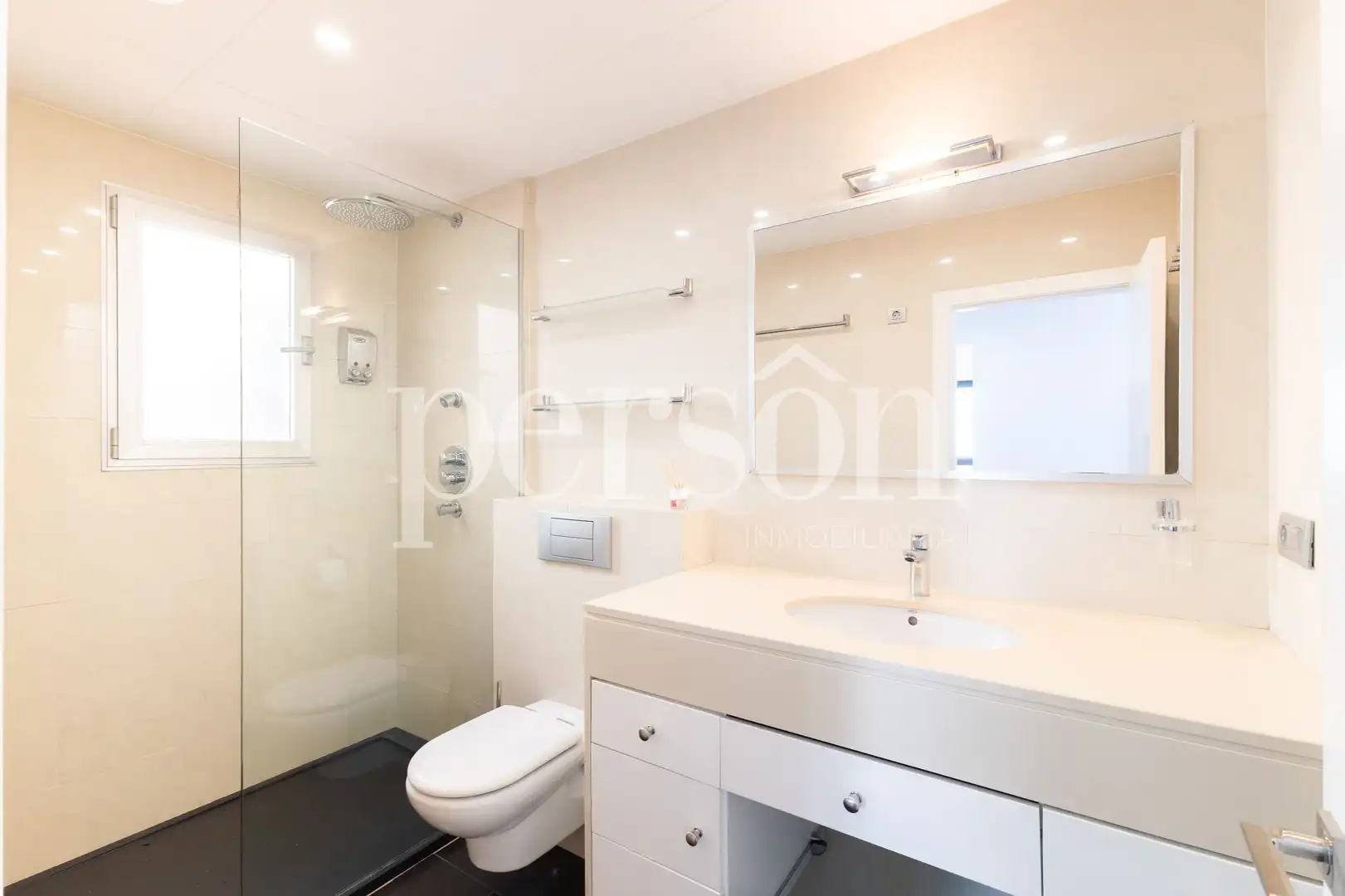 Baño de Piso de alquiler en Valencia con Calefacción, Terraza y Amueblado
