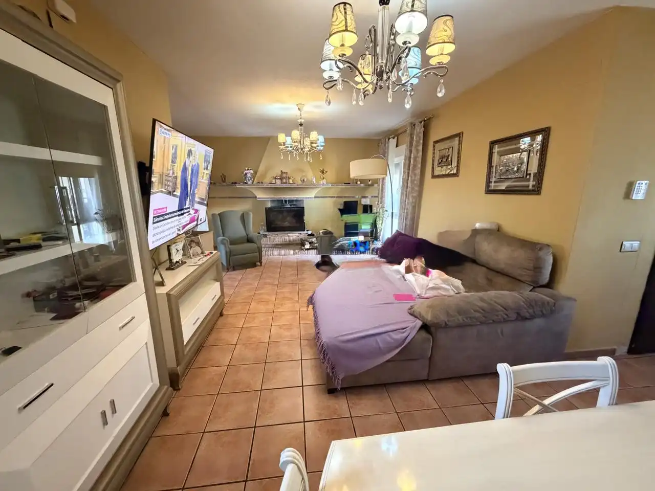 Sala de estar de Casa adosada en venta en El Carpio de Tajo con Aire acondicionado, Terraza y Piscina