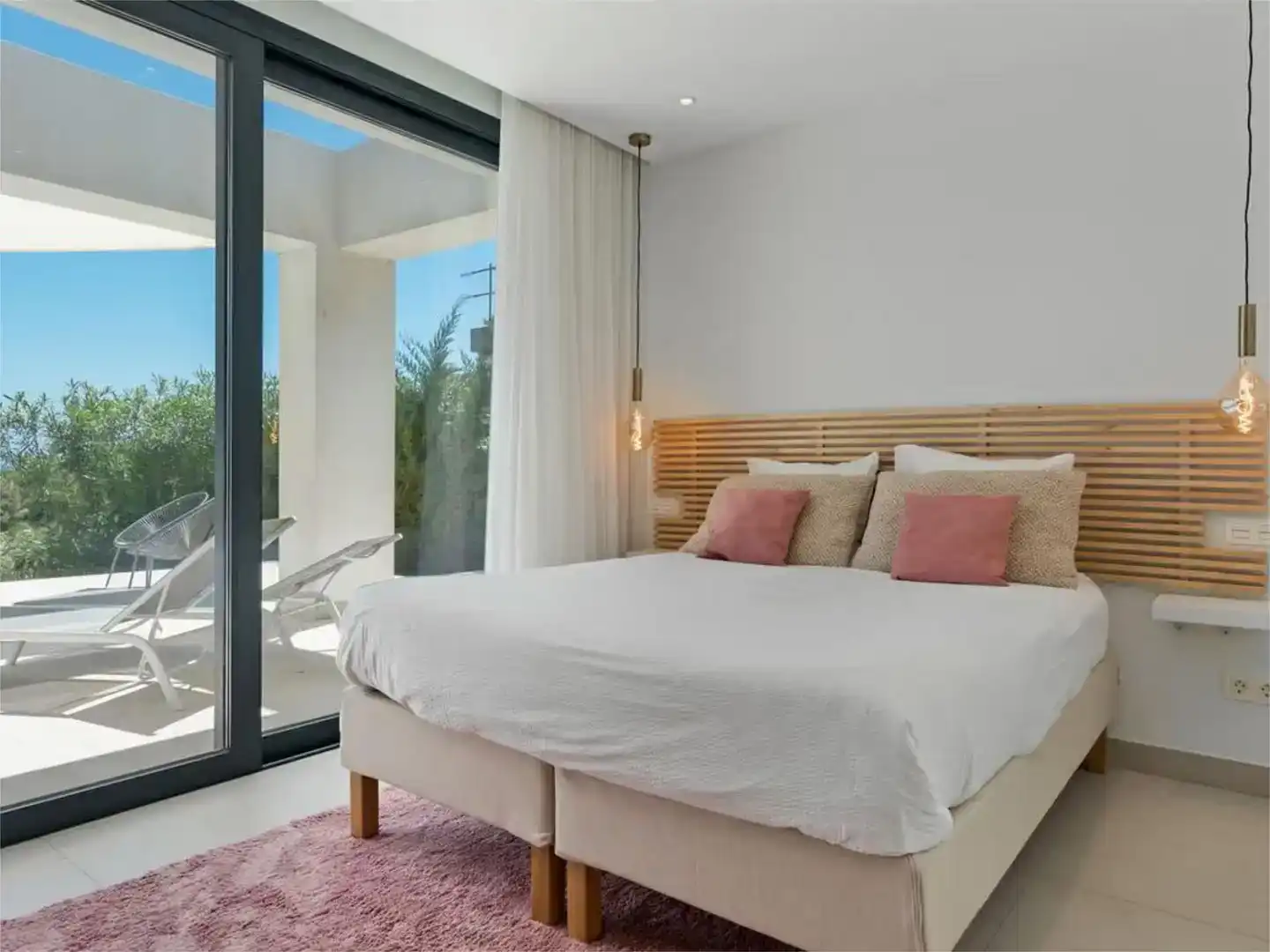 Dormitori de Casa adosada de lloguer en Estepona amb Aire condicionat, Jardí privat i Parquet