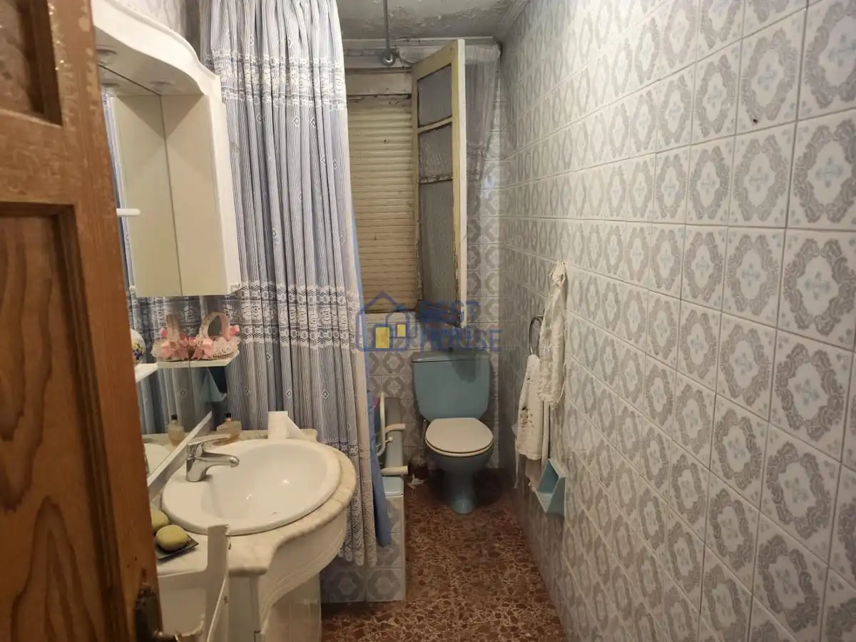 Bany de Casa o xalet en venda en León Capital  amb Calefacció, Jardí privat i Parquet