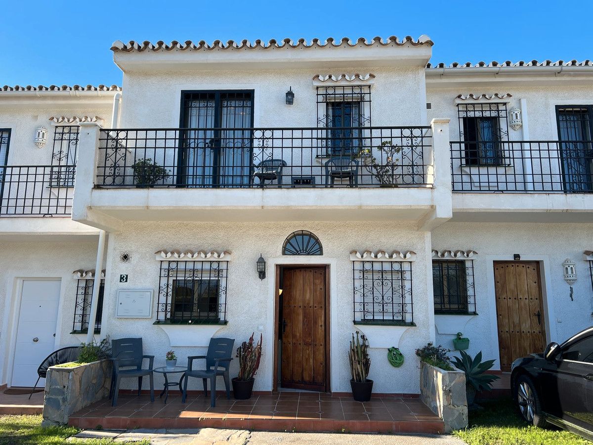 Vista exterior de Casa o xalet en venda en Estepona amb Aire condicionat, Terrassa i Moblat