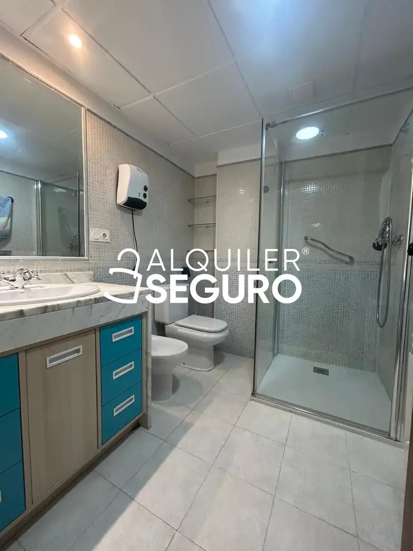 Badezimmer von Wohnung zur Miete in La Zubia mit Klimaanlage, Heizung und Terrasse