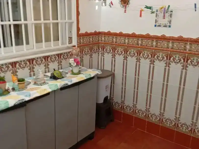 Cuina de Casa adosada en venda en Motril amb Aire condicionat, Jardí privat i Moblat