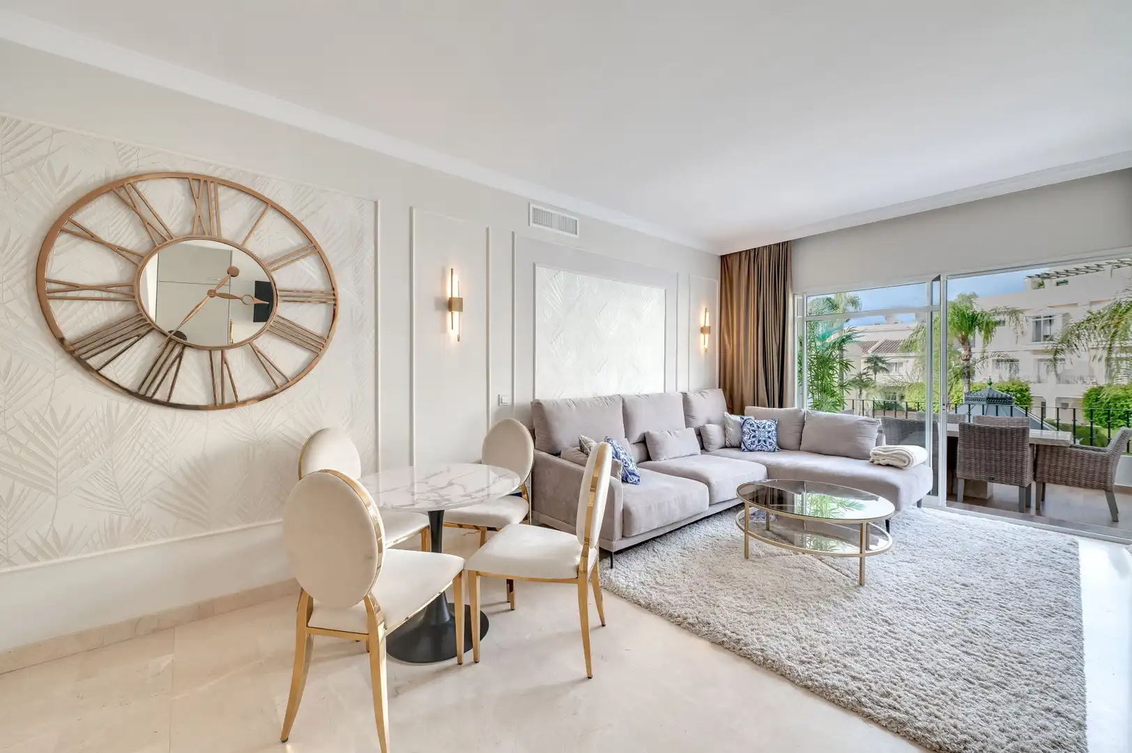 Sala d'estar de Dúplex en venda en Marbella amb Aire condicionat, Terrassa i Traster
