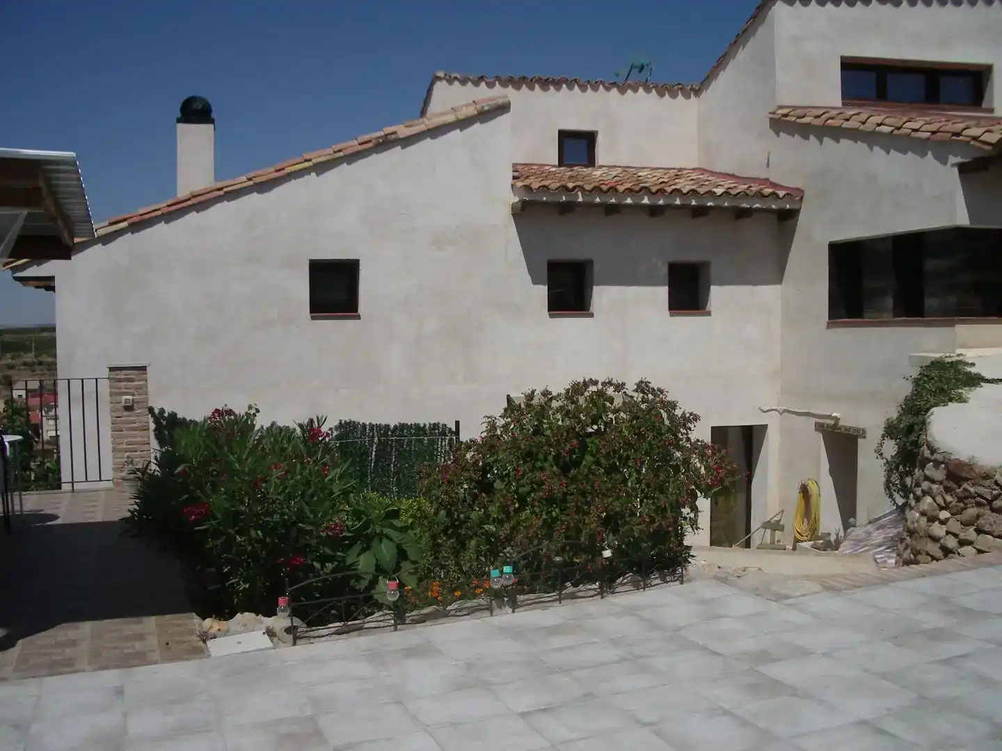 Exterior view of Detached homes for rent in Aniñón  with Air Conditioner, Private garden and Furnished