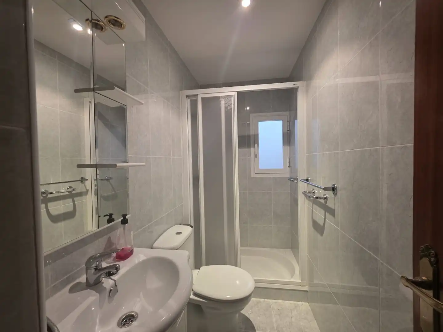 Baño de Piso en venta en Madrid con Calefacción, Trastero y Amueblado