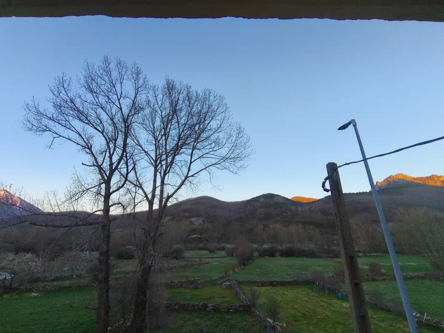 Vista exterior de Piso de alquiler en Puebla de Lillo con Calefacción, Amueblado y Lavadora
