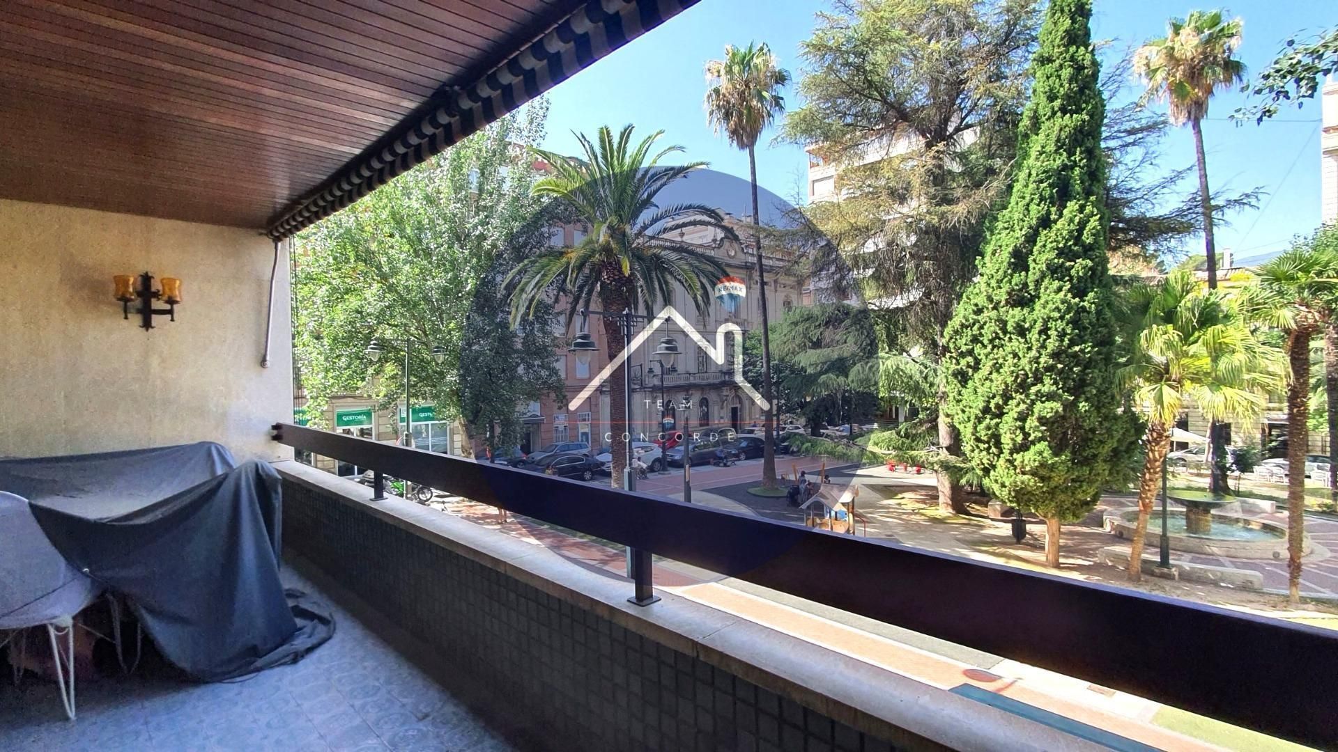 Vista exterior de Pis en venda en Alcoy / Alcoi amb Aire condicionat, Calefacció i Jardí privat