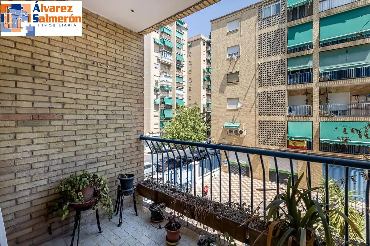 Piso con ascensor en venta en Genil, imagen 2