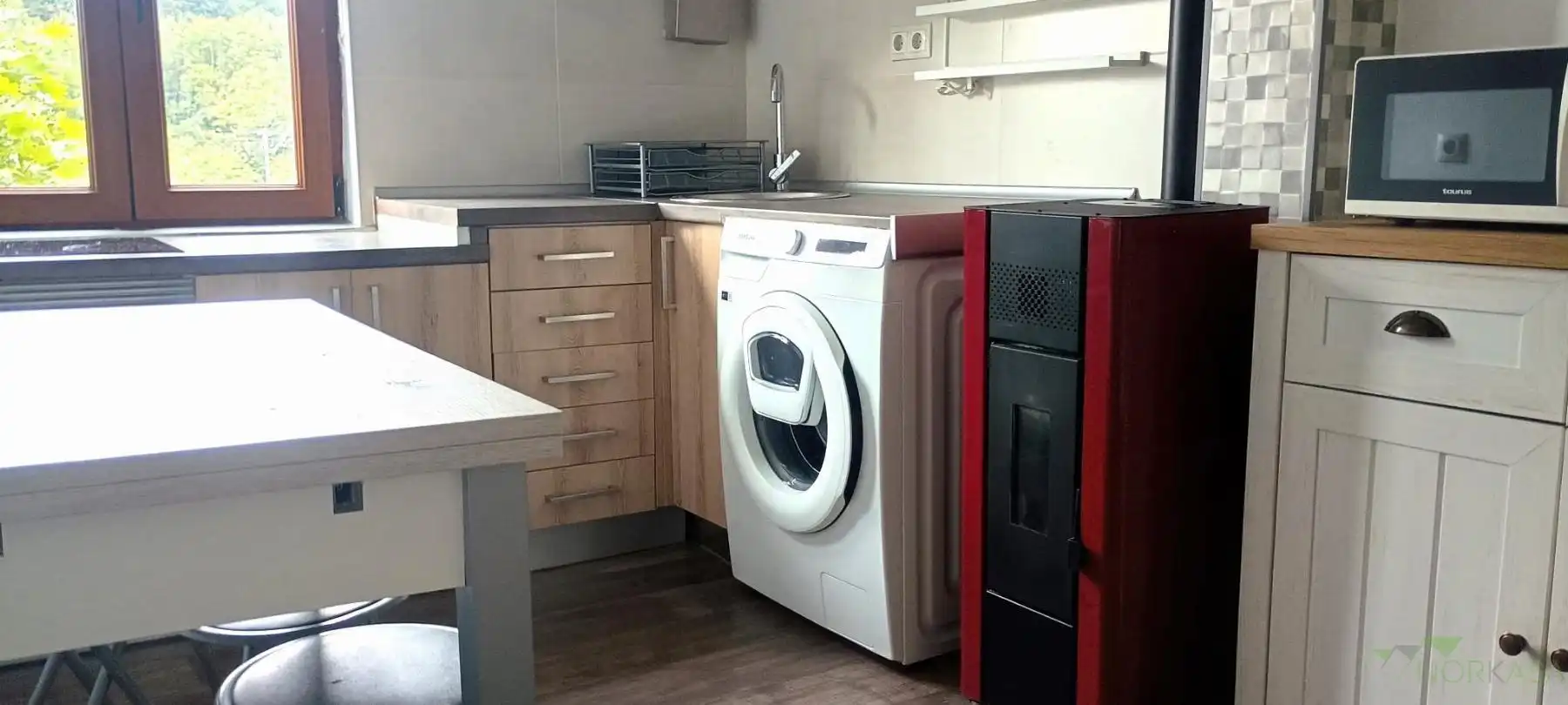 Cuina de Apartament en venda en Oviedo  amb Calefacció i Moblat