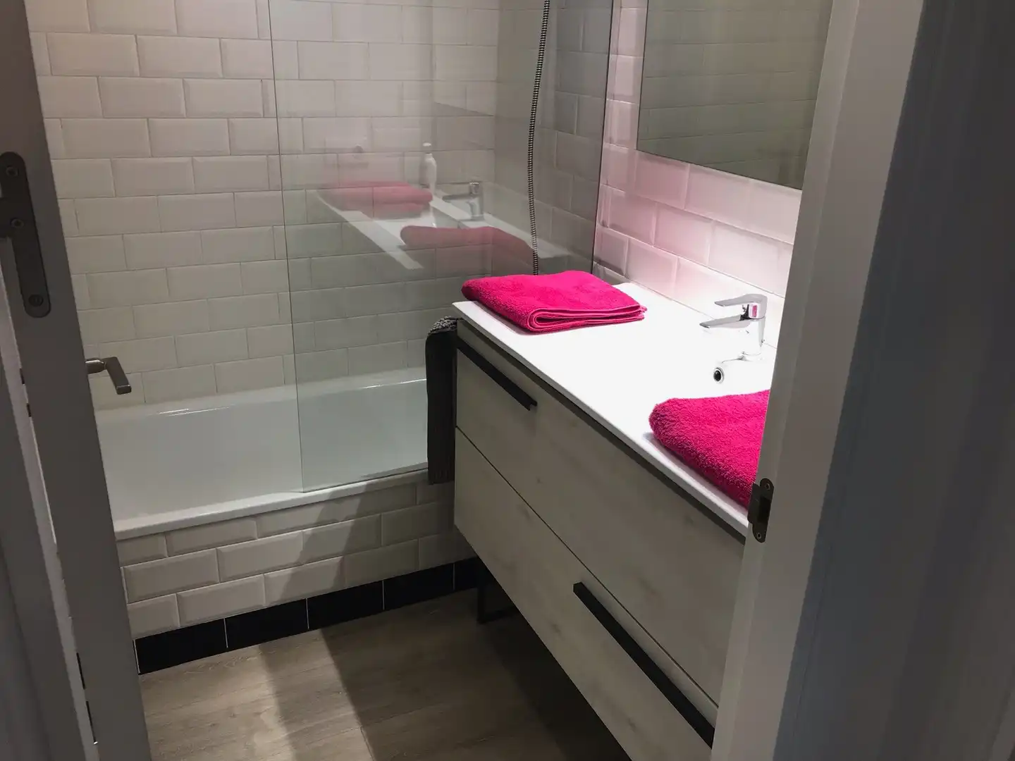 Badezimmer von Wohnungen zum Verkauf in Manilva mit Klimaanlage, Terrasse und Abstellraum