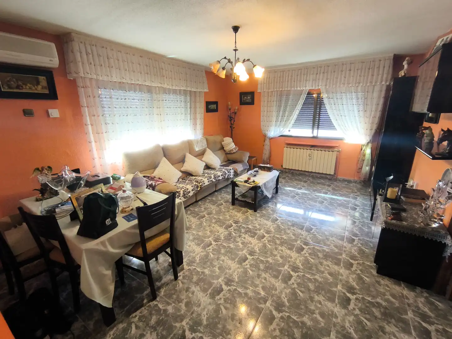 Sala de estar de Casa o chalet en venta en Torrejón del Rey con Aire acondicionado, Calefacción y Jardín privado