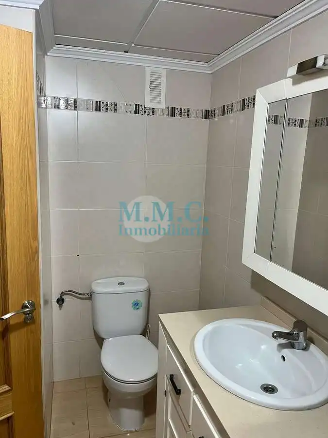 Baño de Piso en venta en Roquetas de Mar con Aire acondicionado, Terraza y Amueblado
