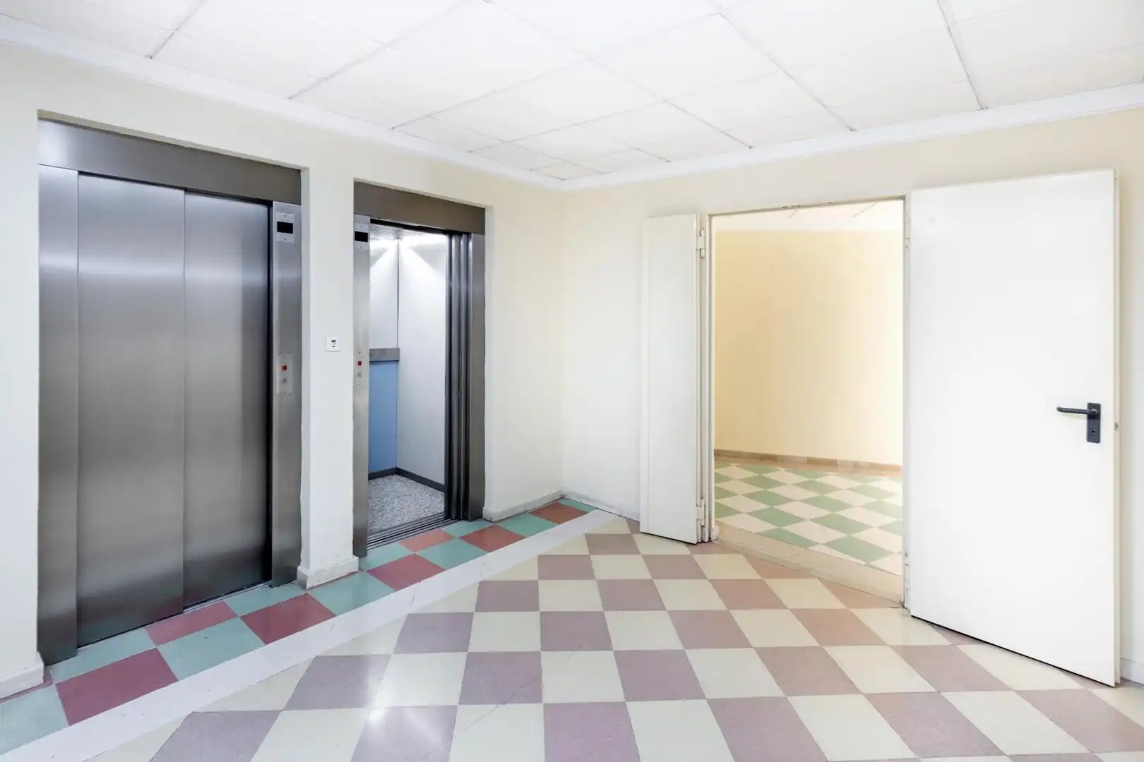 Wohnung zum Verkauf in Granada mit Klimaanlage, Terrasse und Möbliert