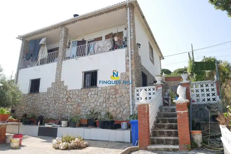 Casa amb jardí en venda a Avinguda Arbres 165