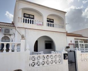 Vista exterior de Casa adosada en venda en Torrevieja amb Jardí privat, Terrassa i Balcó