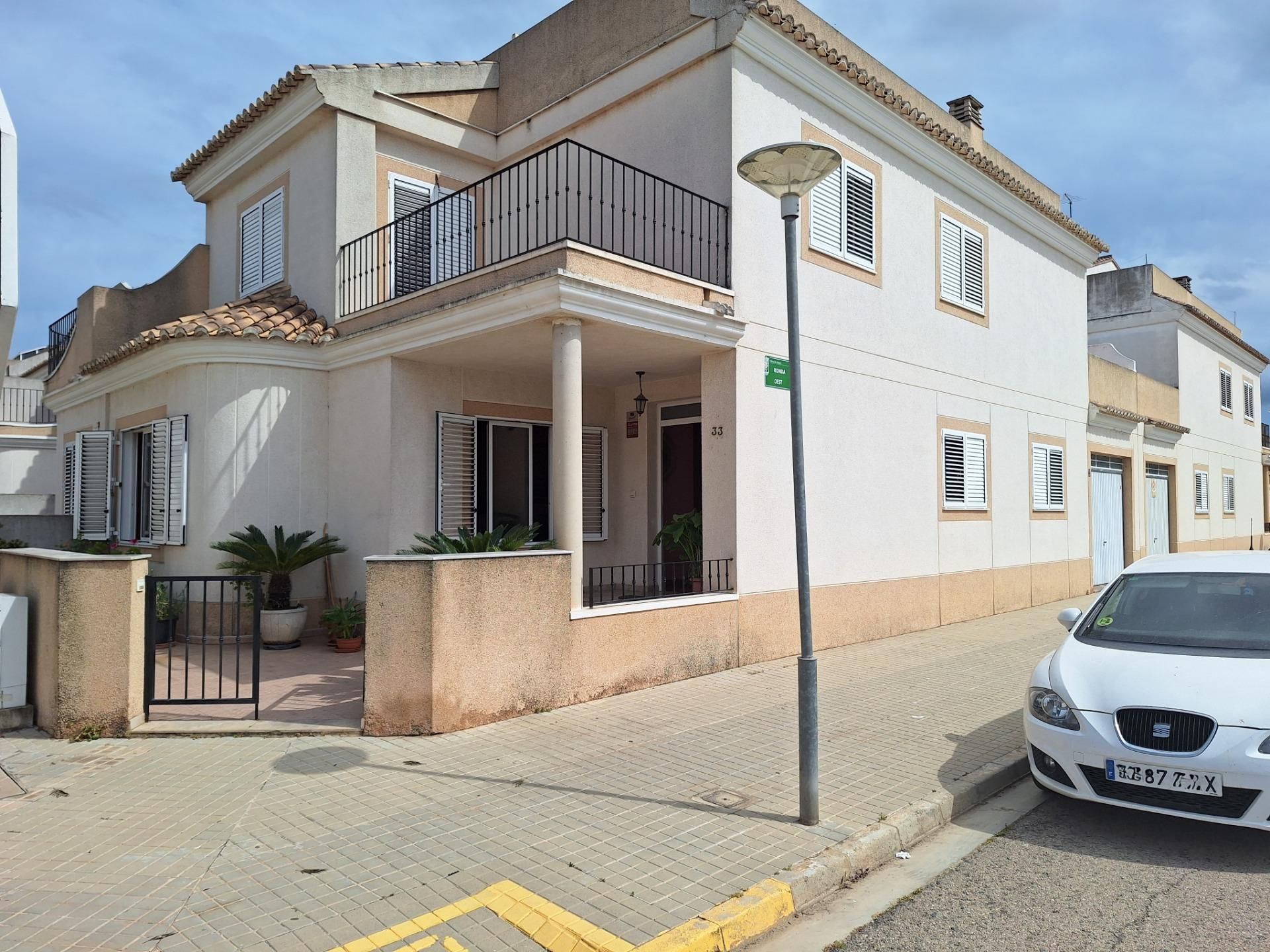 Vista exterior de Casa adosada en venta en Polinyà de Xúquer con Terraza