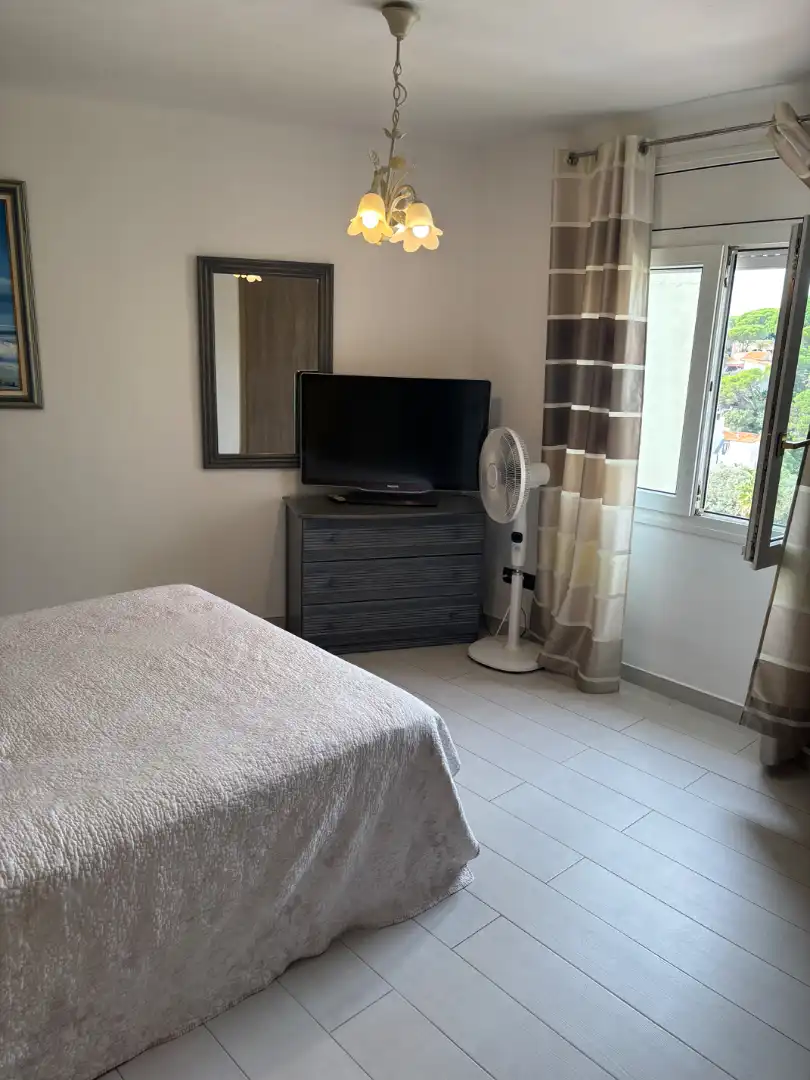 Dormitori de Apartament de lloguer en Castell d'Aro, Platja d'Aro i s'Agaró amb Moblat, Rentadora i Balcó