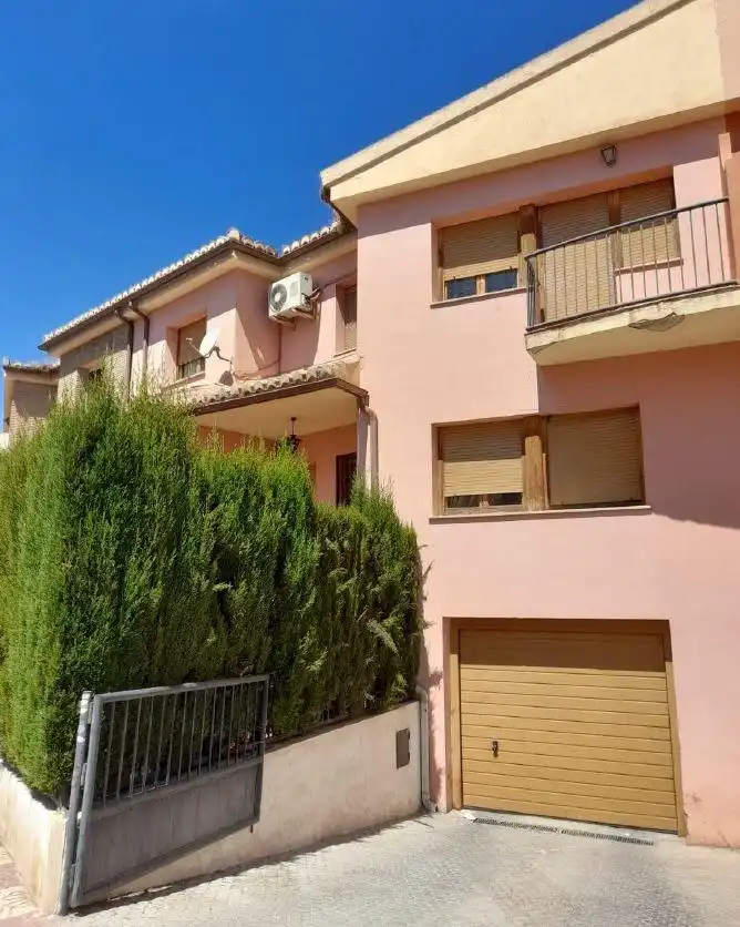 Vista exterior de Casa adosada en venda en Churriana de la Vega amb Piscina comunitària