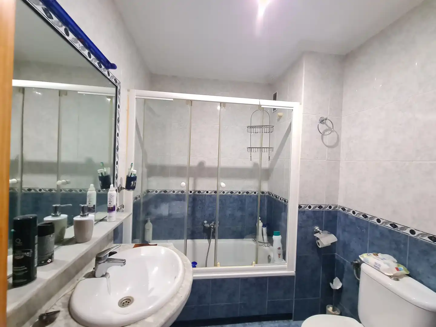 Bathroom of Flat for sale in Sevilla  with Air Conditioner, Terrace and Balcony