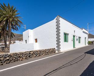 Vista exterior de Casa o xalet en venda en Haría amb Terrassa