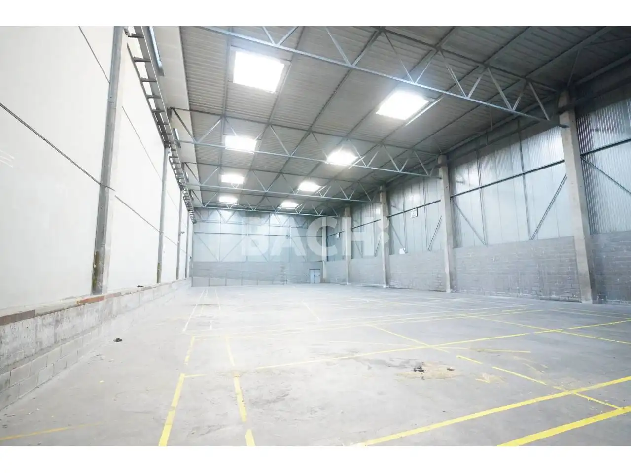 Industrial buildings for rent in Vic
