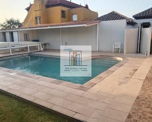 Piscina de Casa o xalet en venda en Chiclana de la Frontera amb Jardí privat, Terrassa i Traster